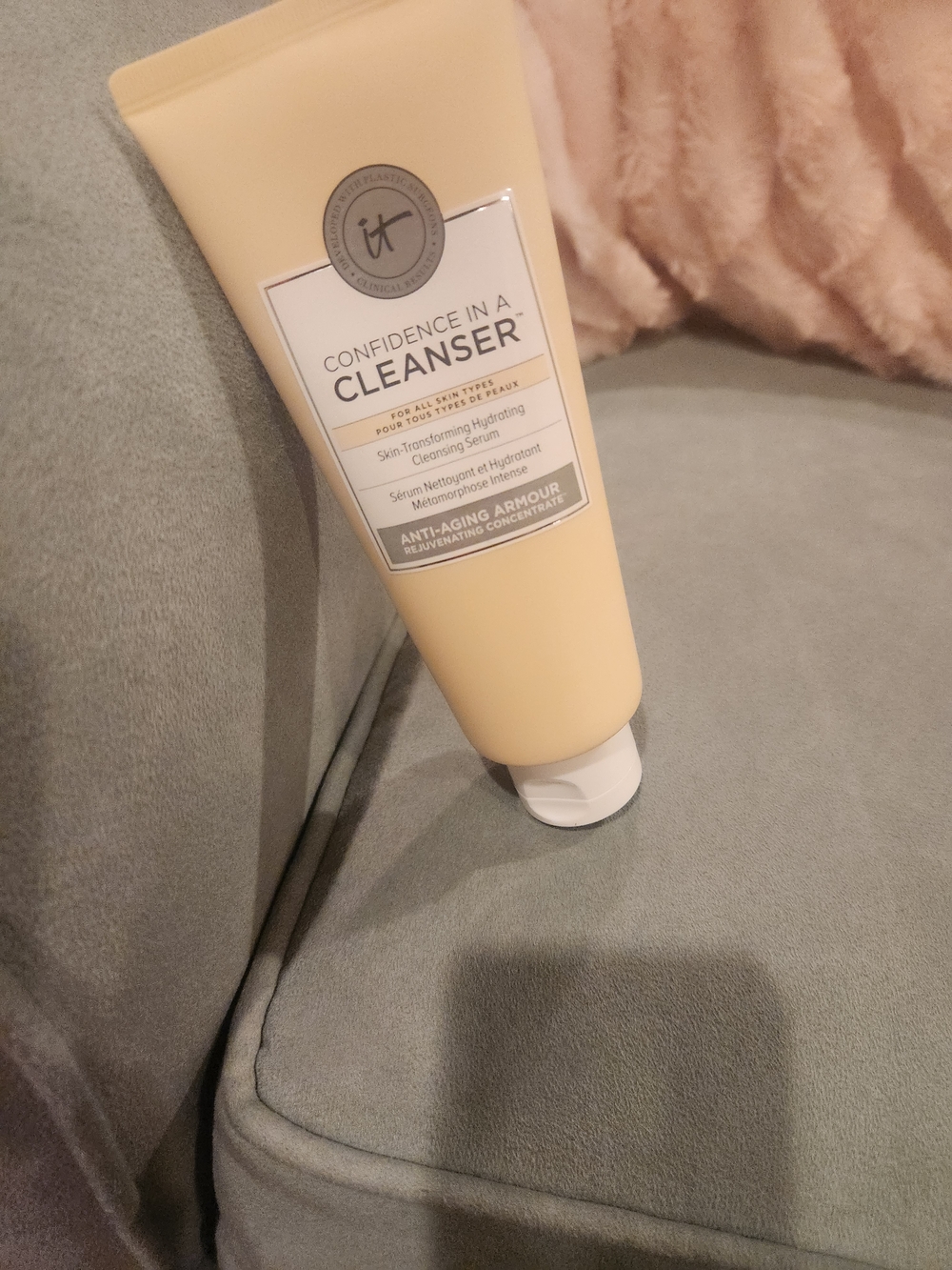it cosmetics Confidence in a Cleanser - Pale Yellow Tube